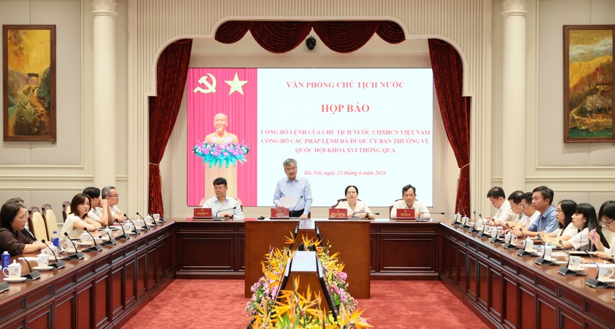 Phó Chủ nhiệm Văn phòng Chủ tịch nước Cấn Đình Tài công bố các Lệnh của Chủ tịch nước