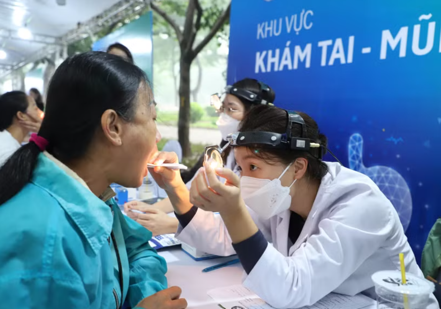Các bác sỹ khám sức khoẻ miễn phí cho người dân.