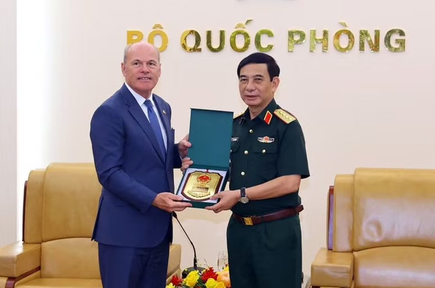 Đại tướng Phan Văn Giang, Ủy viên Bộ Chính trị, Phó Thủ tướng Chính phủ, Bộ trưởng Bộ Quốc phòng và Đại sứ Đặc mệnh toàn quyền Canada tại Việt Nam James Nickel tại buổi tiếp.