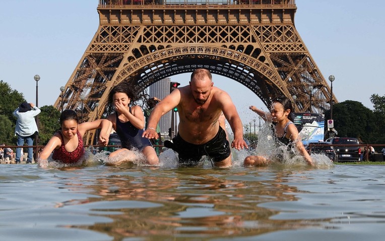Người dân Paris chen nhau tắm kênh dưới cái nóng 42 độ C.