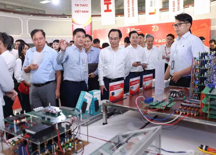 Bộ trưởng Bộ Giáo dục và Đào tạo Hoàng Minh Sơn và các đại biểu đã tham dự “Lễ ra mắt Không gian Đổi mới sáng tạo liên ngành Đại học Bách khoa Hà Nội”.