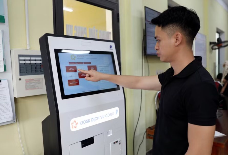 Người dân phường Mỹ Lâm (tỉnh Tuyên Quang) đăng ký thủ tục hành chính qua kiốt dịch vụ công.