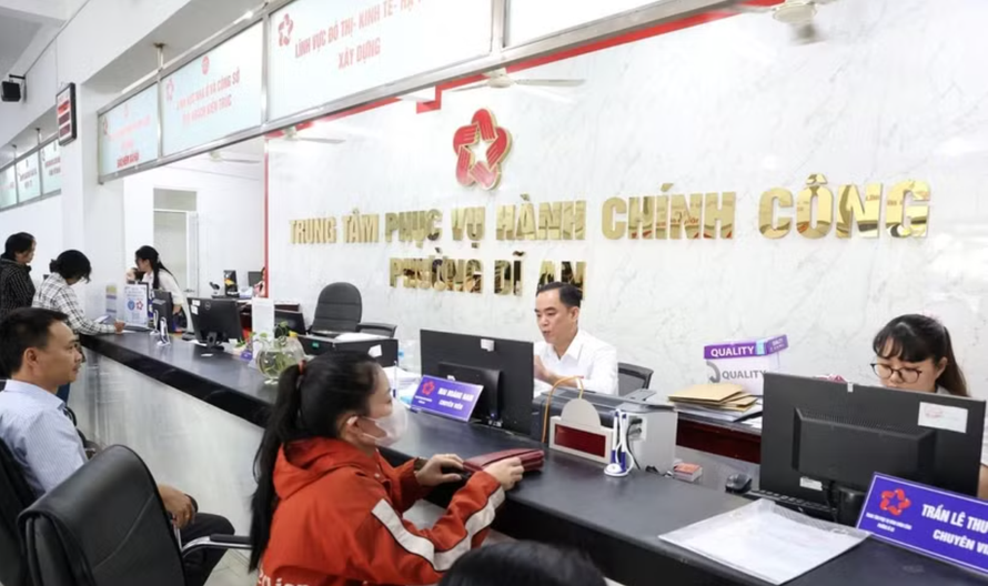 Người dân đến giao dịch tại Trung tâm phục vụ Hành chính công phường Dĩ An, Thành phố Hồ Chí Minh. 
