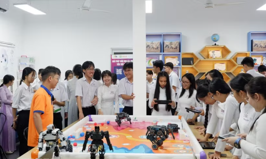 Phòng thực hành giáo dục STEM tạo điều kiện quan trọng để nhà trường đẩy mạnh giáo dục hướng nghiệp, chuyển đổi số và phát triển năng lực học sinh Tây Ninh.
