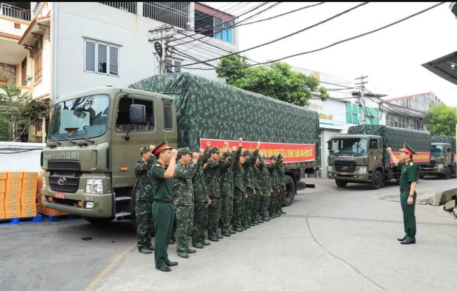 Lực lượng Hậu cần - Kỹ thuật chuẩn bị hàng hóa, lương thực, thực phẩm chuẩn bị lên đường sang Venezuela.