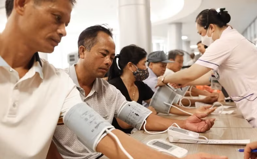 Hoạt động khám chữa bệnh của các y bác sĩ bệnh viện Bạch Mai cơ sở Ninh Bình trong ngày đầu khai trương.