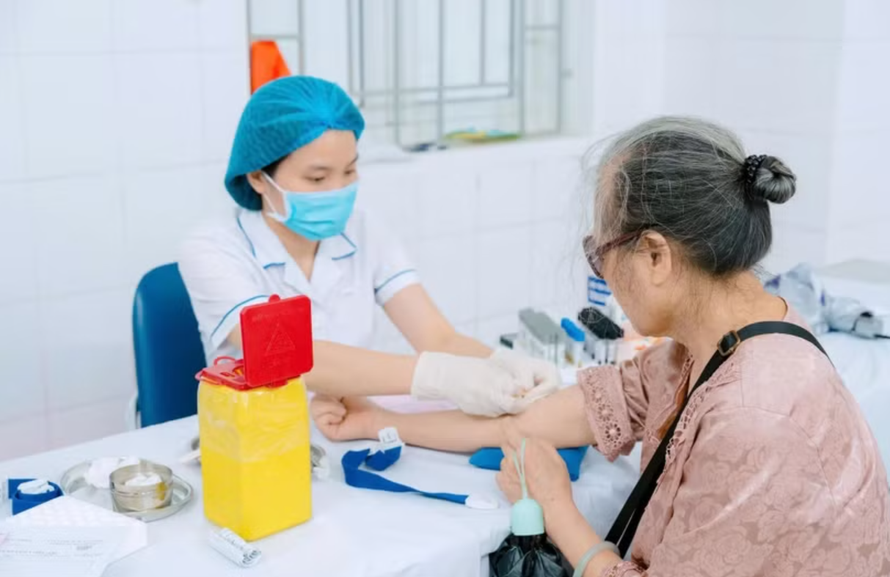 Đối tượng được khám sức khỏe là toàn bộ người dân sinh sống trên địa bàn thành phố Hà Nội thường trú hoặc tạm trú từ 12 tháng trở lên có xác nhận qua VNeID.
