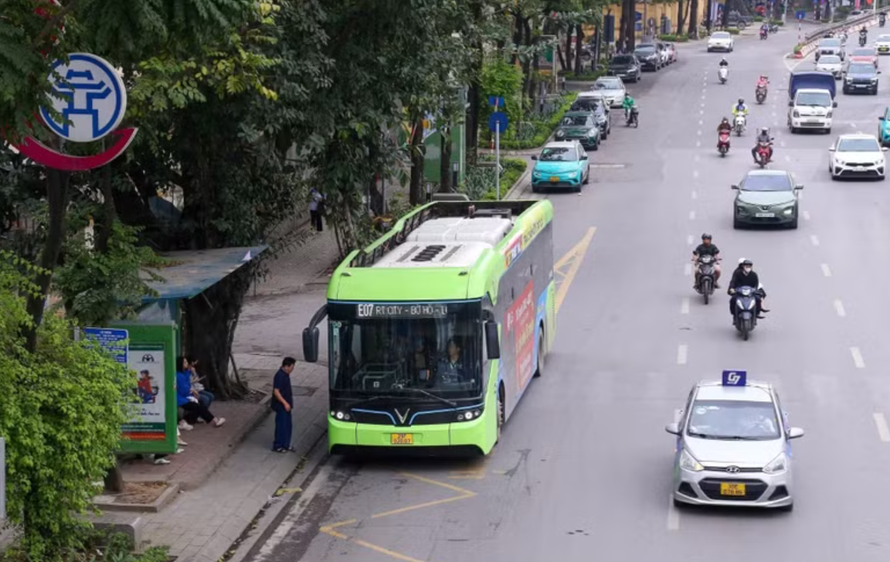 Người dân đi xe buýt điện.
