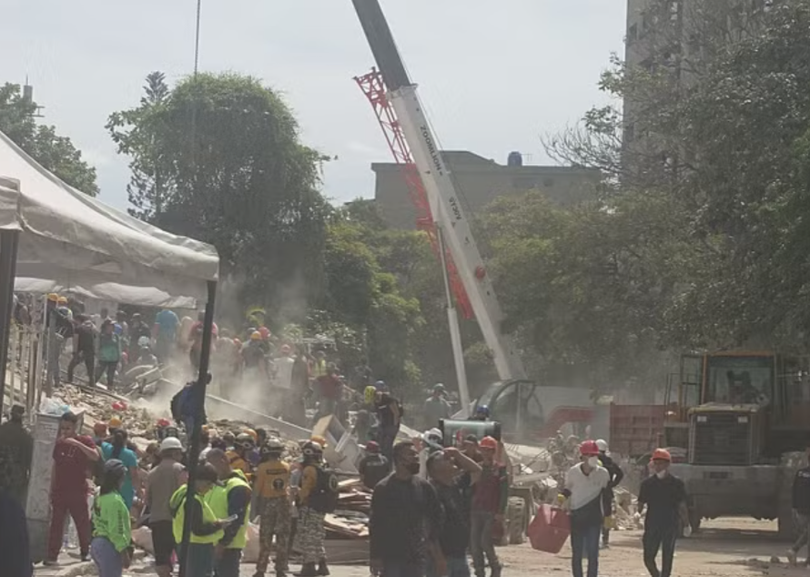 Các lực lượng cứu hộ Venezuela tìm kiếm những người mất tích và mắc kẹt dưới đống đổ nát.