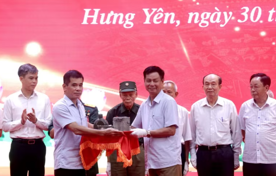 Đại diện các tập thể, cá nhân trao tặng tư liệu, tài liệu, hiện vật xây dựng Bảo tàng Đảng Cộng sản Việt Nam.