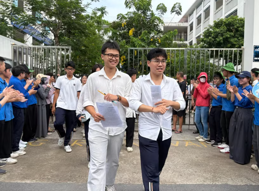 Thí sinh rời điểm thi sau môn cuối cùng.