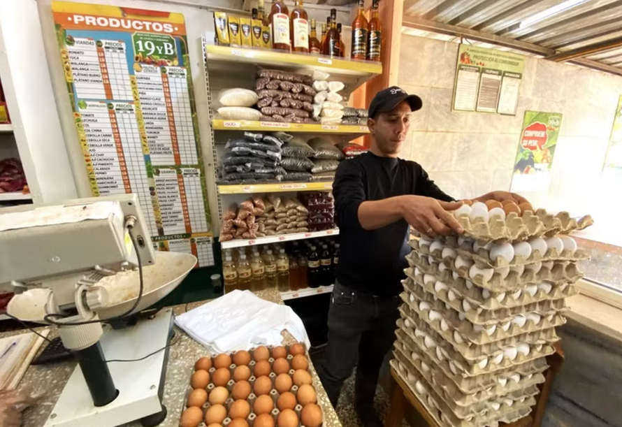 Một cửa hàng tạp hóa trong chợ nông sản 19B ở La Habana (Cuba). Ảnh minh họa