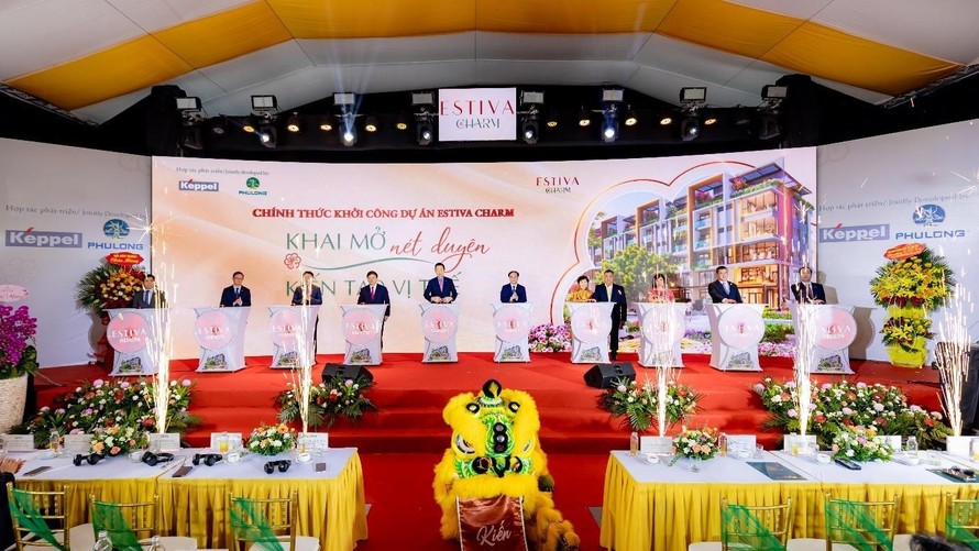 Thứ trưởng Bộ Xây dựng Nguyễn Văn Sinh cùng lãnh đạo các sở, ban, ngành và đơn vị triển khai dự án thực hiện nghi lễ khởi công. Ảnh: Keppel