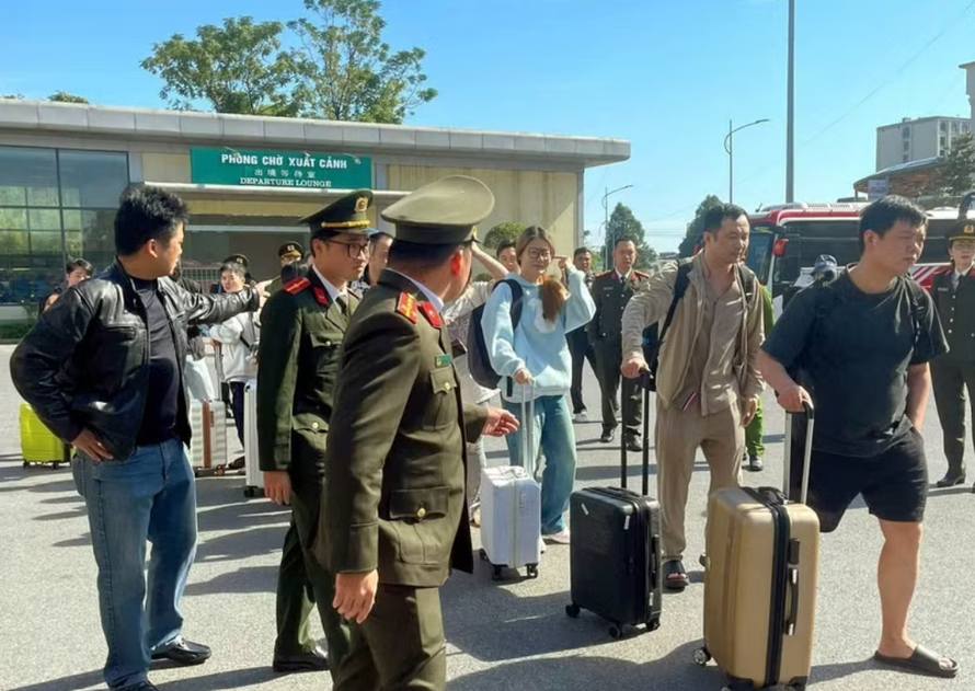 Phòng Quản lý xuất nhập cảnh (Công an tỉnh Quảng Ninh) phối hợp trao trả công dân Trung Quốc nhập cảnh trái phép vào Việt Nam tại khu vực Vạch phân quản Cửa khẩu Quốc tế Móng Cái (Việt Nam)-Đông Hưng (Trung Quốc)