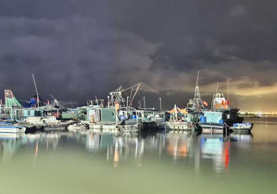 Các tàu đánh cá neo đậu tránh trú bão tại khu vực Bến Giang, phường Hà An, tỉnh Quảng Ninh.