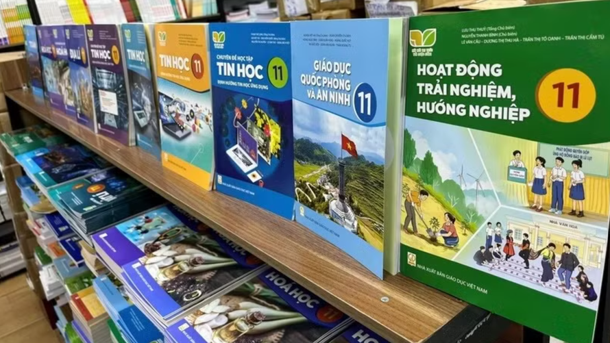 Học sinh toàn quốc được miễn phí sách giáo khoa từ năm học 2029-2030.