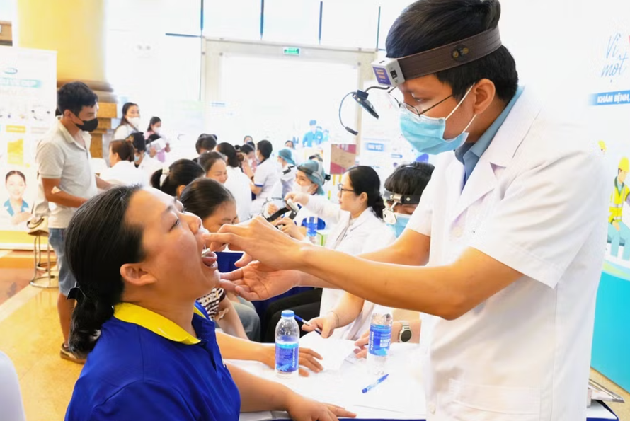 Bác sĩ khám tai mũi họng cho công nhân lao động.