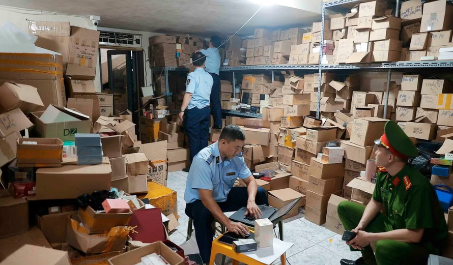 Lực lượng chức năng kiểm tra, thống kê số lượng tại một kho hàng phát hiện số lượng lớn nước hoa giả. 