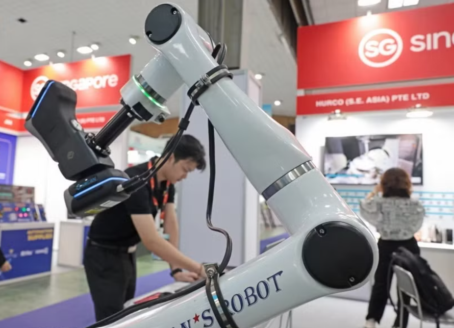 Cobot (robot hợp tác) đo 3D tự động ứng dụng công nghệ laser của Công ty V-Proud Việt Nam được trưng bày tại chuỗi triển lãm quốc tế về Công nghiệp chế tạo, Công nghiệp hỗ trợ (VietNam manufacturing Expo 2025) và Triển lãm Công nghiệp hỗ trợ Việt Nam - Nhật Bản (VietNam - Japan Supporting Industries Exhibition 2025), tháng 8/2025.