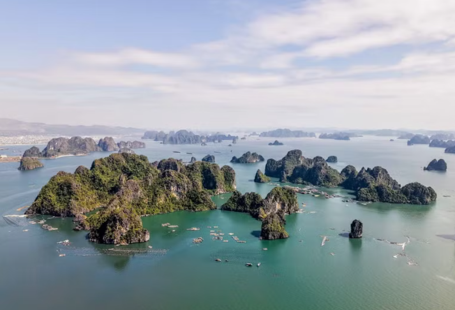 Vịnh Hạ Long nhìn từ trên cao. 