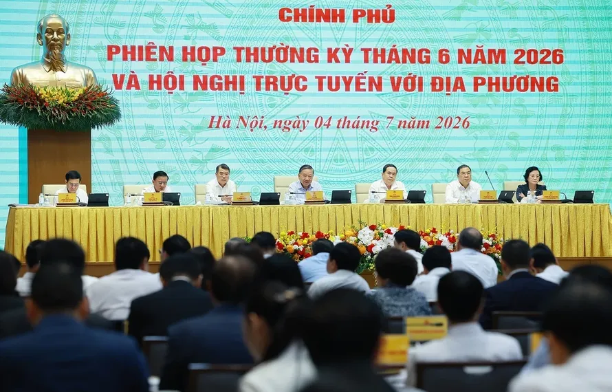 Tại Trụ sở Chính phủ, Tổng Bí thư, Chủ tịch nước Tô Lâm; Chủ tịch Quốc hội Trần Thanh Mẫn; Thường trực Ban Bí thư Trần Cẩm Tú đến dự Phiên họp Chính phủ thường kỳ tháng 6 năm 2026 và Hội nghị trực tuyến Chính phủ với địa phương.