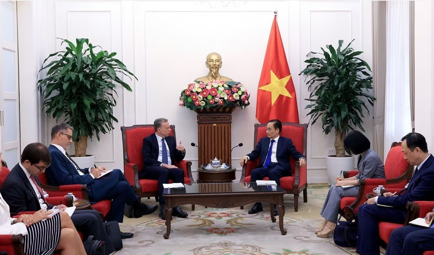 Bộ trưởng Ngoại giao Lê Hoài Trung tiếp Tổng Thư ký Bộ Châu Âu và Ngoại giao Cộng hoà Pháp Martin Briens. 