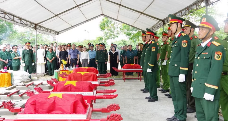 Lễ truy điệu 5 hài cốt liệt sĩ tại Nghĩa trang Liệt sỹ Đông Lễ, phường Nam Đông Hà. 