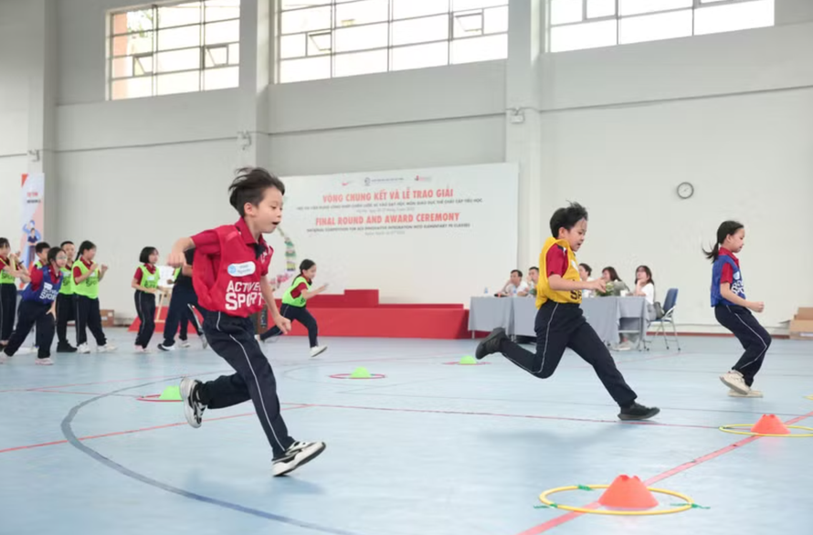 Học sinh tham gia hoạt động giáo dục thể chất. 