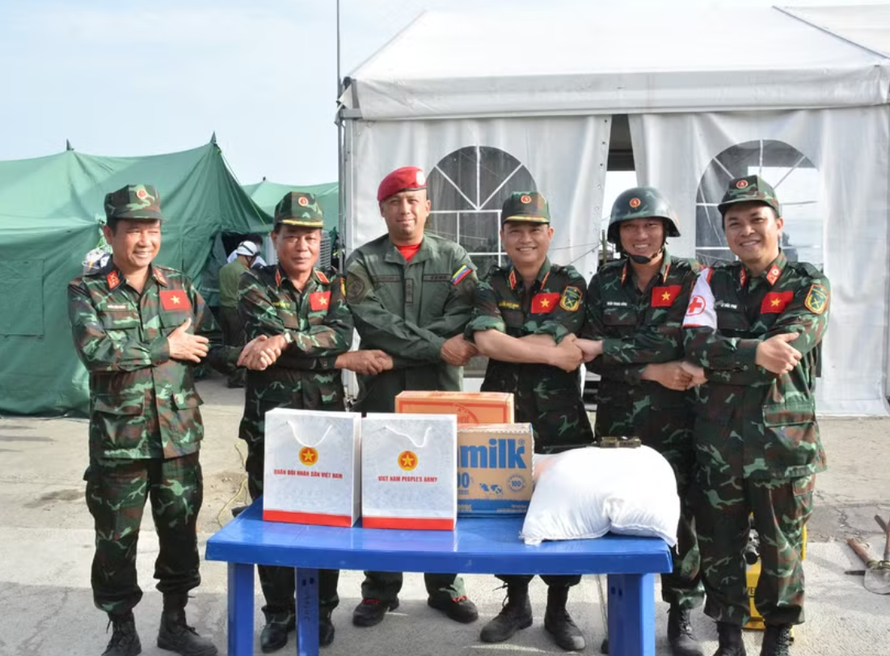 Đoàn Việt Nam tặng quà, cảm ơn sự hỗ trợ của Trung tá Raúl Serrano Chacón trong thời gian thực hiện nhiệm vụ tại Venezuela.
