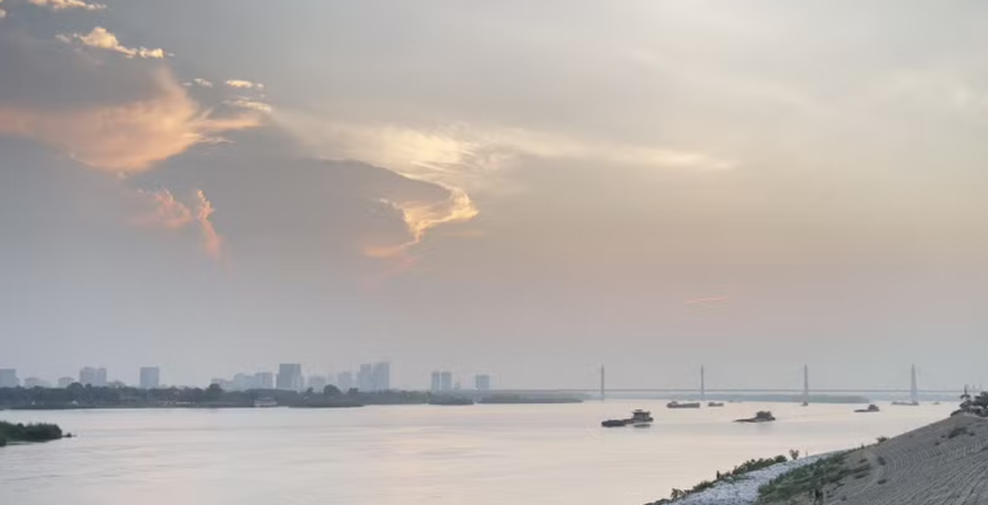 Ngã ba sông Hồng là không gian cảnh quan đặc trưng của Thủ đô, nơi hội tụ các giá trị tự nhiên, lịch sử và văn hóa, tạo nền tảng cho định hướng phát triển đô thị ven sông gắn với bảo tồn và phát huy di sản.