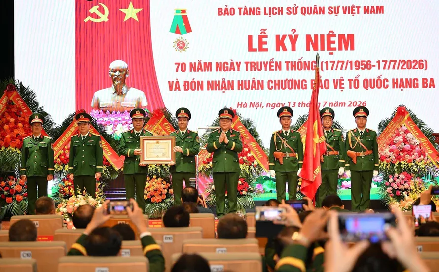 Đại tướng Nguyễn Trọng Nghĩa, Ủy viên Bộ Chính trị, Bí thư Trung ương Đảng, Chủ nhiệm Tổng cục Chính trị QĐND Việt Nam trao Huân chương Bảo vệ Tổ quốc hạng Ba tặng Bảo tàng Lịch sử Quân sự Việt Nam. Ảnh: TTXVN