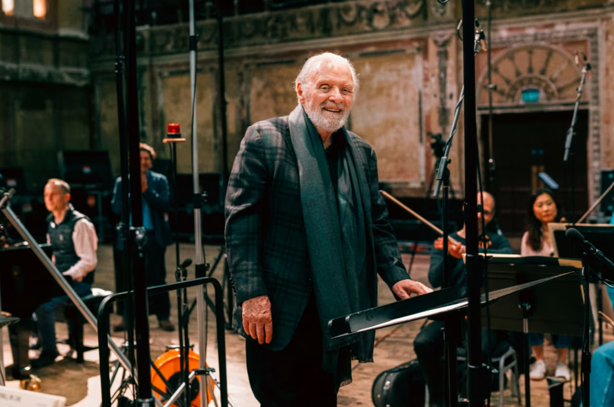 Anthony Hopkins ra mắt đĩa nhạc đầu tay ở tuổi 88, hiện thực hóa giấc mơ sáng tác kéo dài hơn 60 năm.