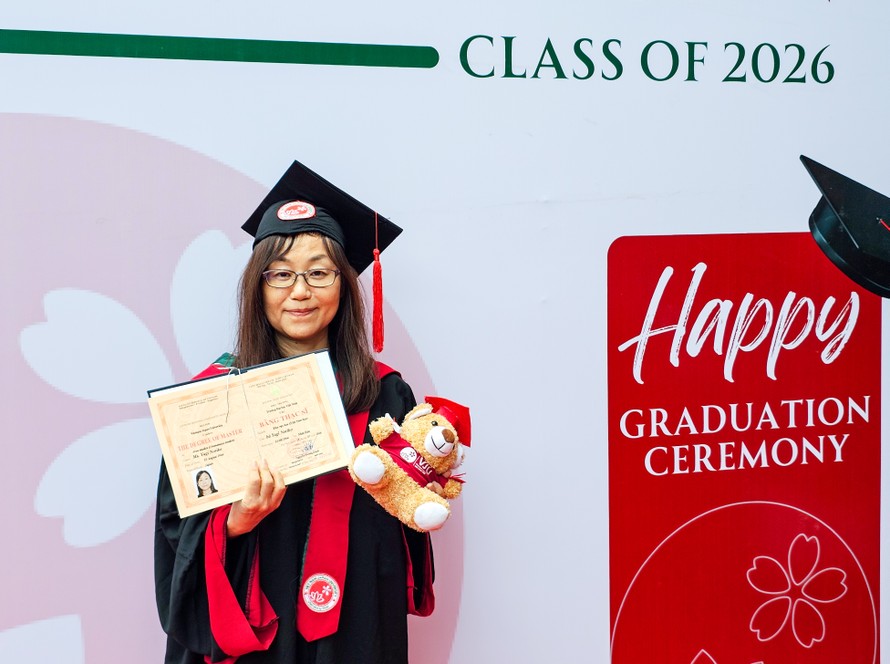 Bà Yagi Noriko trong lễ trao bằng Thạc sĩ tại trường Đại học Việt Nhật, Đại học Quốc gia Hà Nội chiều 18/7