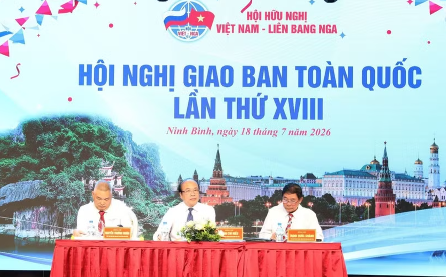 Các đại biểu chủ trì hội nghị. 