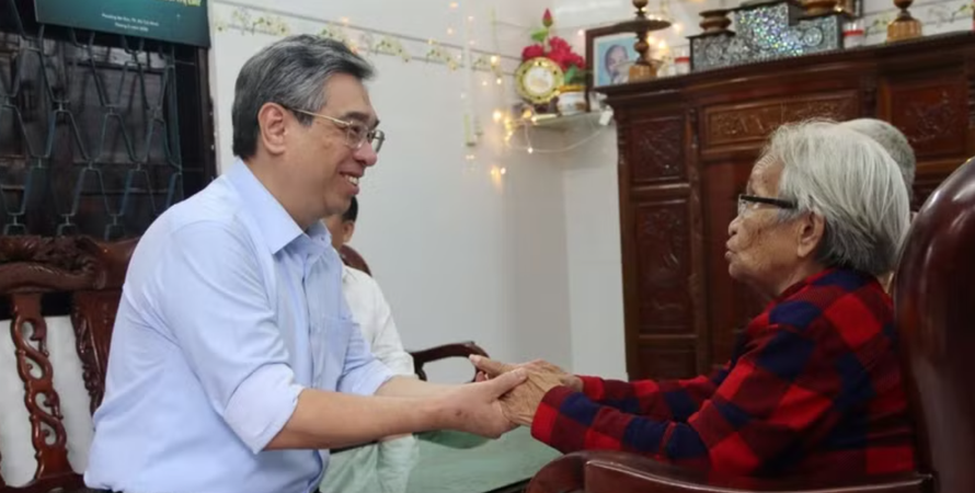 Ông Nguyễn Phước Lộc thăm hỏi sức khỏe Mẹ Việt Nam Anh hùng Bùi Thị Đay.