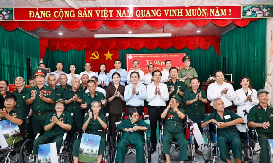Chủ tịch Quốc hội Trần Thanh Mẫn với đại biểu và thương binh tại Trung tâm điều dưỡng Thương binh và Người có công Long Đất ở ấp Hải Sơn, xã Long Hải, Thành phố Hồ Chí Minh. 
