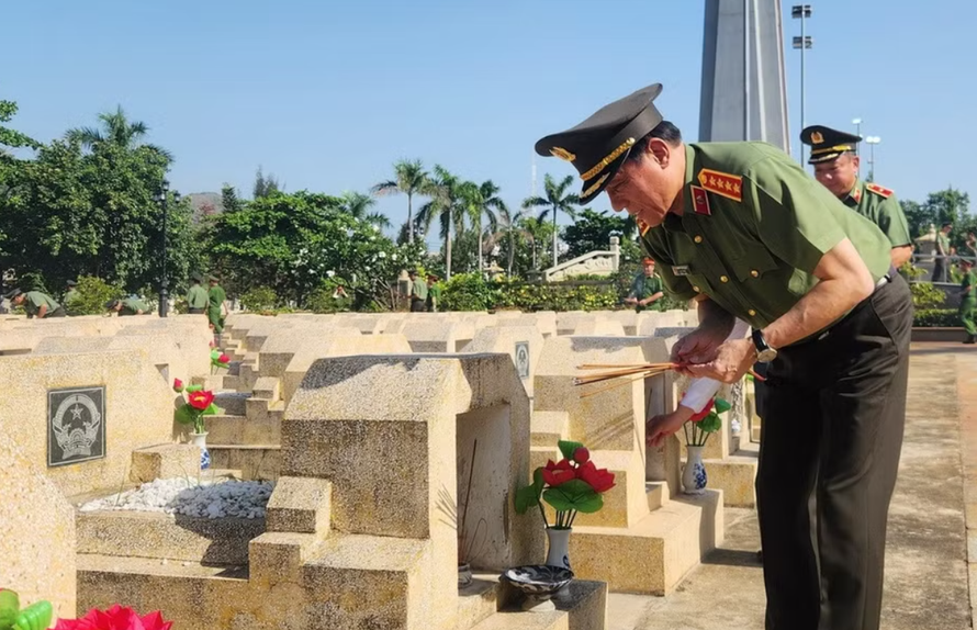 Đại tướng Lương Tam Quang thắp hương trên các mộ liệt sỹ tại Nghĩa trang liệt sỹ Quy Nhơn.