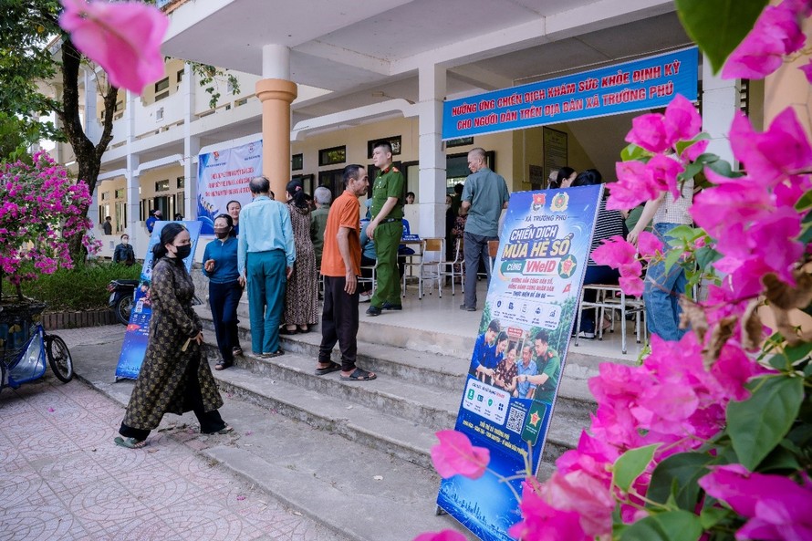 Người dân thuộc đối tượng người có công và khuyết tật đến khám sức khỏe tại địa bàn xã Trường Phú. (Ảnh: CAX Trường Phú)
