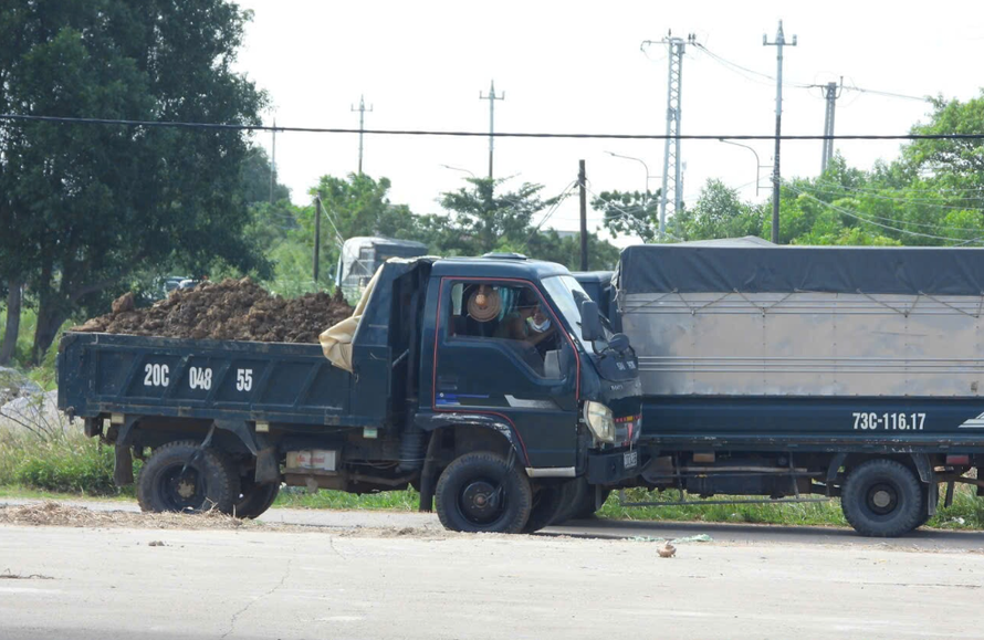 Phương tiện vận tải vận chuyển đất trồng lúa tại khu vực đồng Quy Hậu ra ngoài trái quy định. (Ảnh: Hoàng Anh)