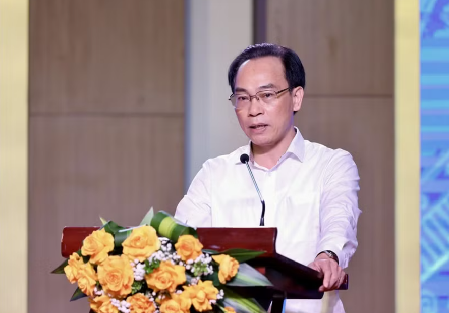 Bộ trưởng Bộ Giáo dục và Đào tạo Hoàng Minh Sơn.