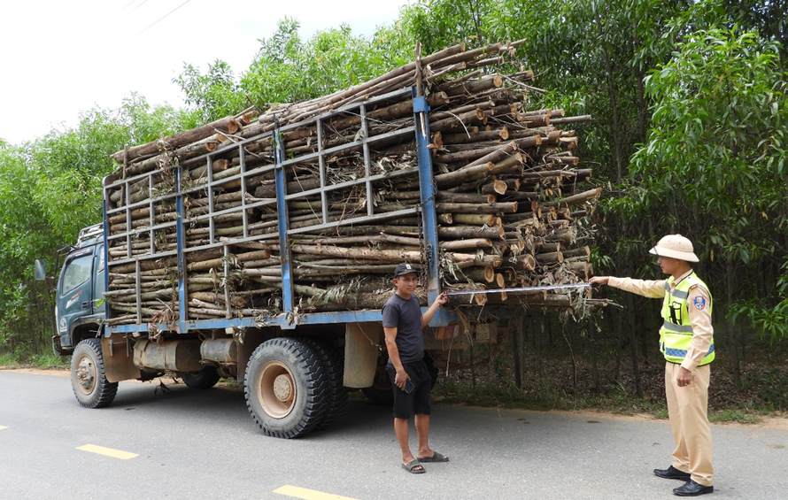 Tổ tuần tra kiểm soát, đội CSGT đường bộ số 1 tiến hành đo đạc, xử lý phương tiện vi phạm. (Ảnh: Hoàng Anh)