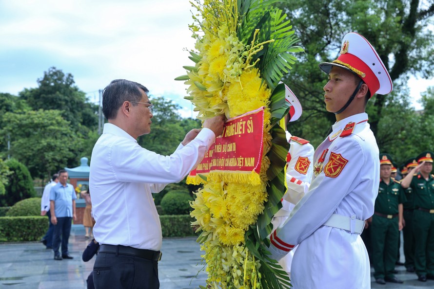 Thủ tướng Lê Minh Hưng dâng hoa tại Nghĩa trang Liệt sĩ Quốc gia A1