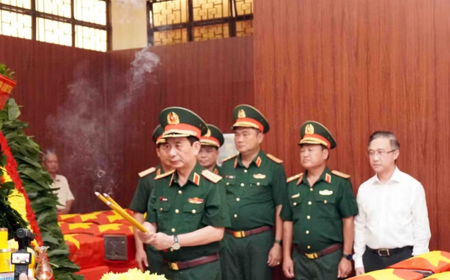 Đại tướng Phan Văn Giang dâng hương tại Nhà tưởng niệm quàn hài cốt các liệt sỹ mới tìm thấy tại công viên Lê Thị Riêng.