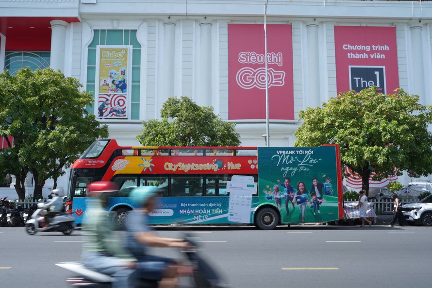 Hoạt động trải nghiệm xe bus 2 tầng được nhiều người dân Đà Nẵng yêu thích. Ảnh VPBank.