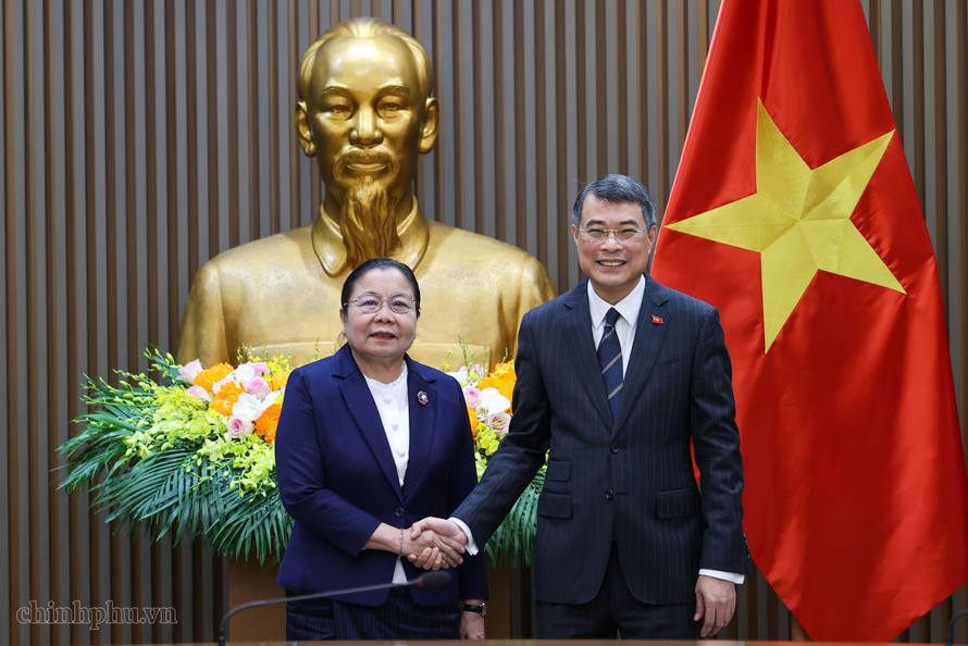 Thủ tướng Lê Minh Hưng tiếp Trưởng Ban Tổ chức Trung ương Đảng Nhân dân Cách mạng Lào Sisay Leudetmounsone. Ảnh: VGP