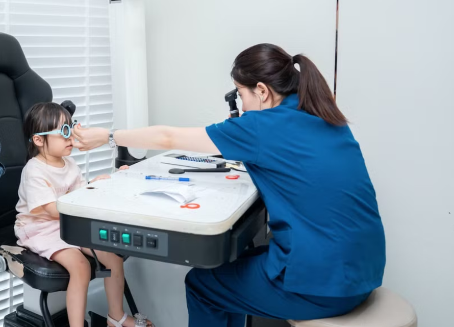 Bác sỹ khám mắt, theo dõi thị lực cho trẻ.