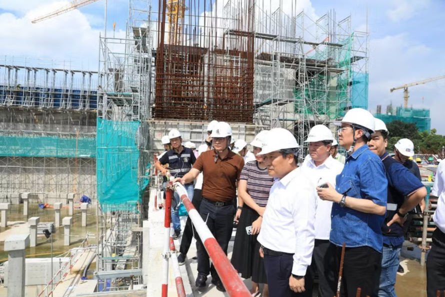 Chủ tịch Ủy ban Nhân dân thành phố Hà Nội Vũ Đại Thắng kiểm tra thực tế tiến độ thi công Dự án Nhà hát Ngọc Trai và Công viên văn hóa nghệ thuật chuyên đề tại phường Tây Hồ.