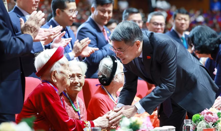 Thủ tướng Lê Minh Hưng thăm hỏi các Mẹ Việt Nam Anh hùng dự Hội nghị Tri ân người có công với cách mạng toàn quốc năm 2026.