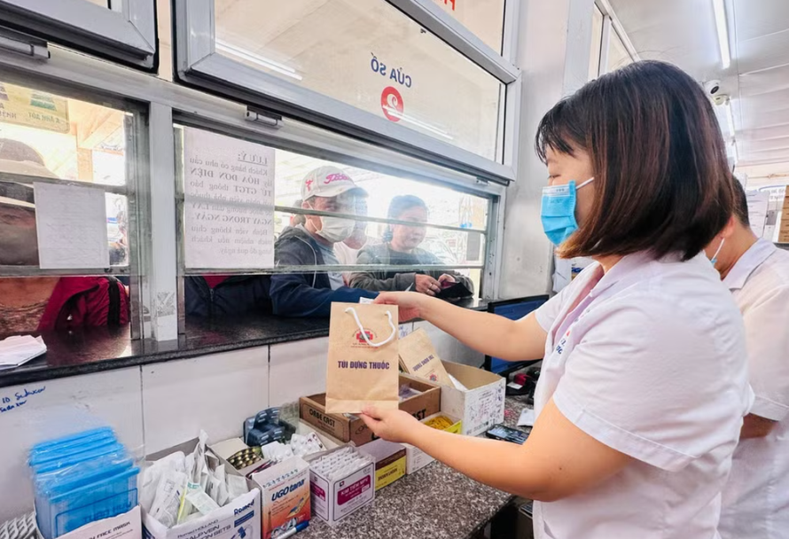 Cấp phát thuốc bảo hiểm y tế. 