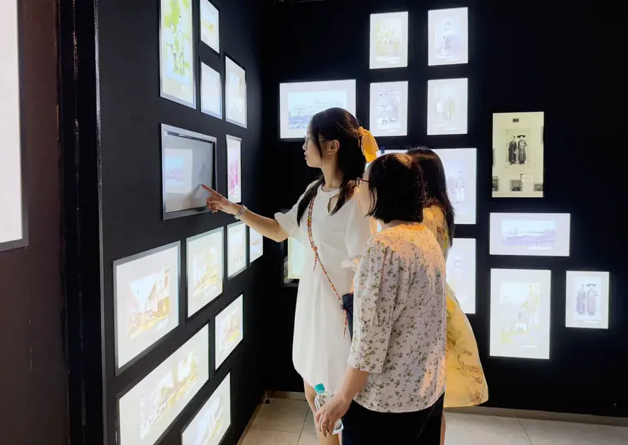 Khánh thành Con đường Nhiếp ảnh Thành phố Hồ Chí Minh. Trong ảnh: Người dân tham quan không gian “Nhà triển lãm số 158ED Đồng Khởi”. Ảnh: Thu Hương